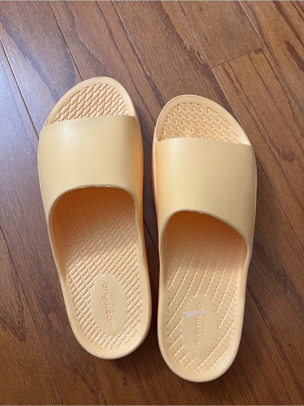 Men Size 9/Women Size 11. Yellowish Slide Sandals